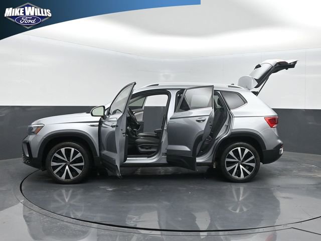 Used 2022 Volkswagen Taos SE FWD image 28