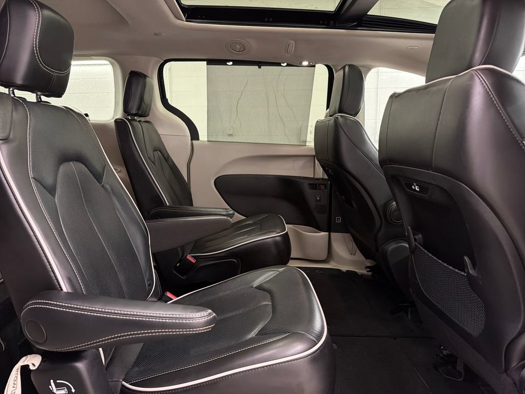 Used 2023 Chrysler Pacifica Limited FWD image 32