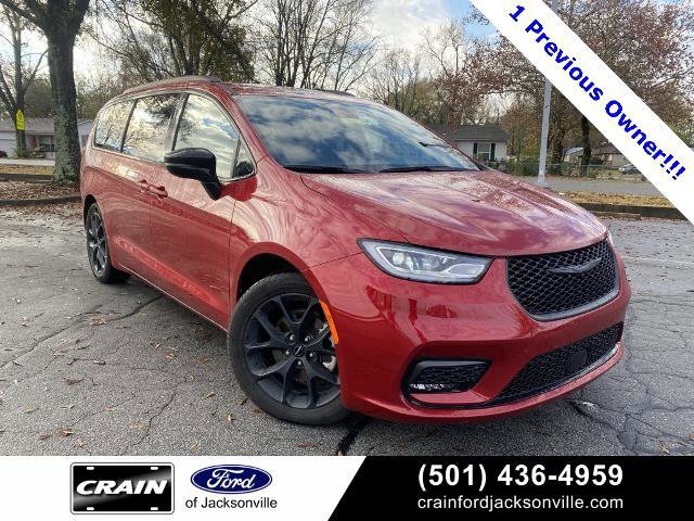 Used 2025 Chrysler Pacifica Limited image 7