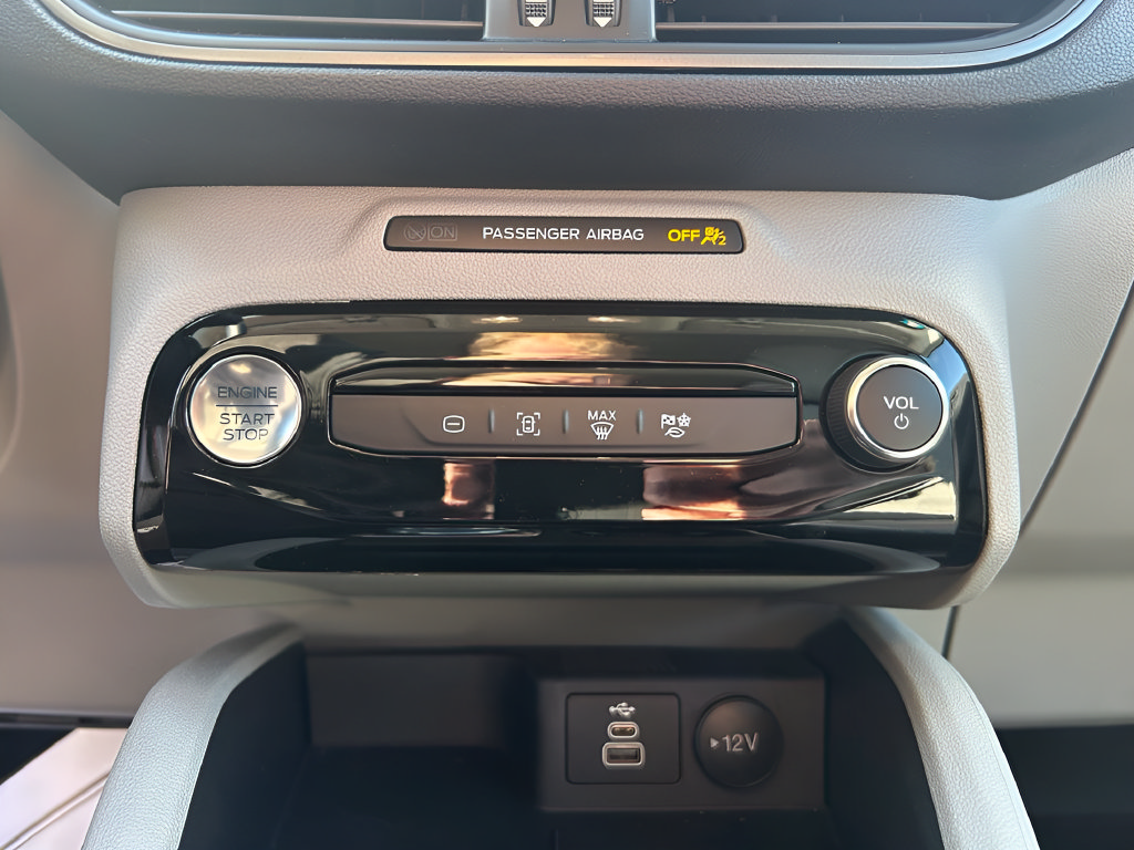 Certified 2025 Ford Escape SE FWD image 16