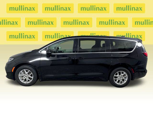 Used 2024 Chrysler Pacifica Touring-L FWD image 12