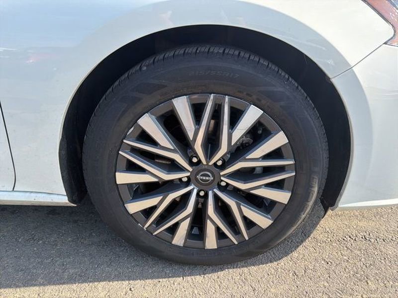 Used 2025 Nissan Altima 2.5 SV FWD image 6