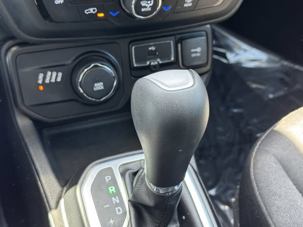 Used 2019 Jeep Renegade Latitude AWD/4WD image 18