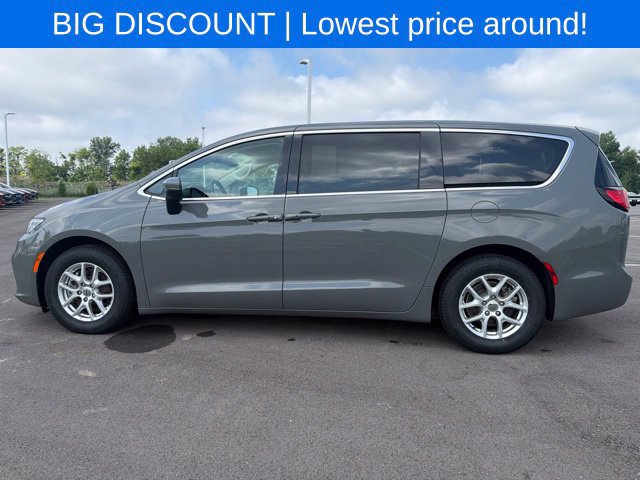 Used 2023 Chrysler Pacifica Touring-L FWD image 16