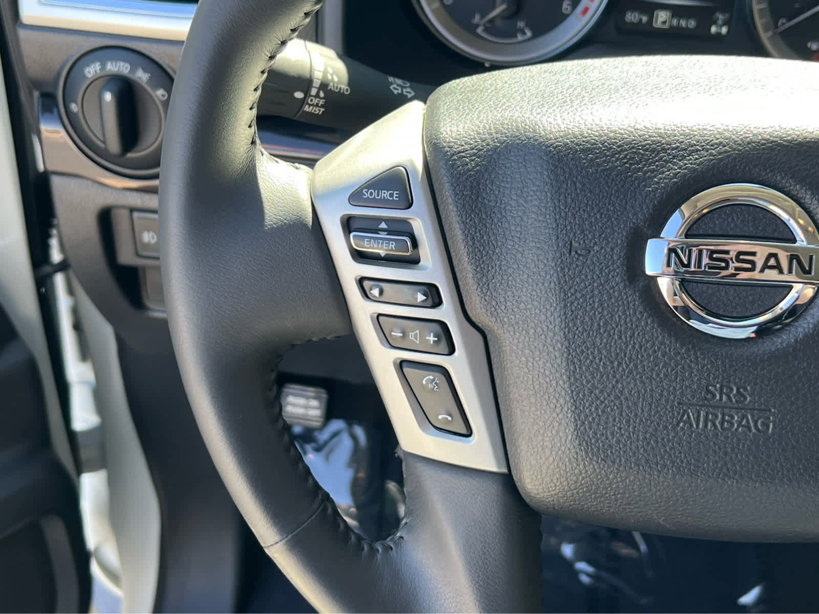 Used 2017 Nissan Titan SV image 32