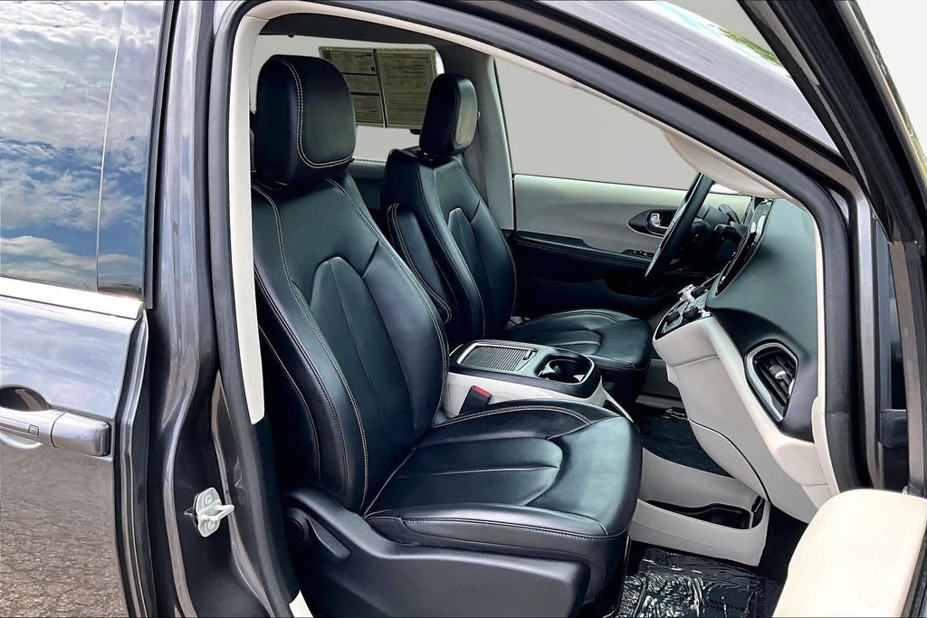 Used 2023 Chrysler Pacifica Touring-L FWD image 7