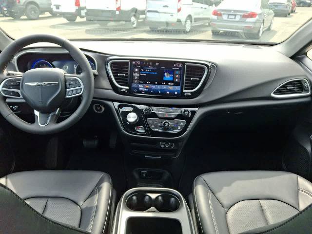 Used 2025 Chrysler Pacifica Select FWD image 10