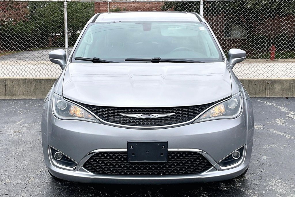 Used 2019 Chrysler Pacifica Touring Plus w/ Cold Weather Group FWD image 2