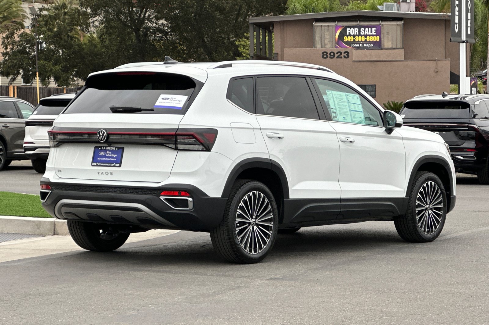Used 2025 Volkswagen Taos SE FWD image 3