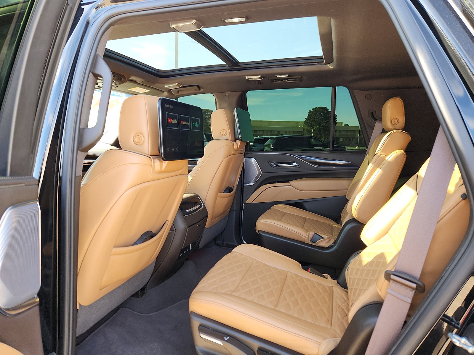 Used 2024 Cadillac Escalade Sport w/ LPO, ONYX Package image 9