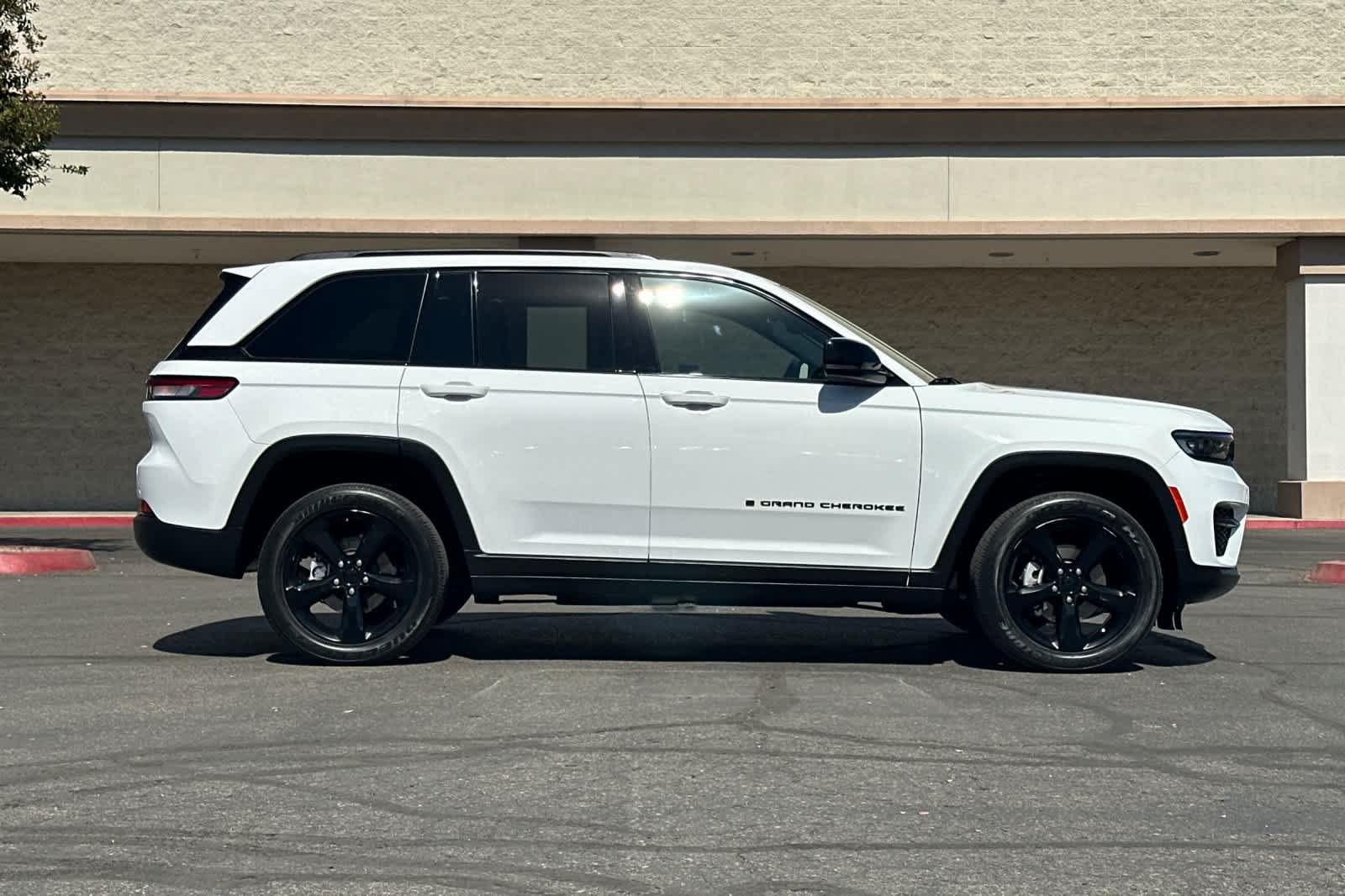 Used 2023 Jeep Grand Cherokee Altitude AWD/4WD image 9