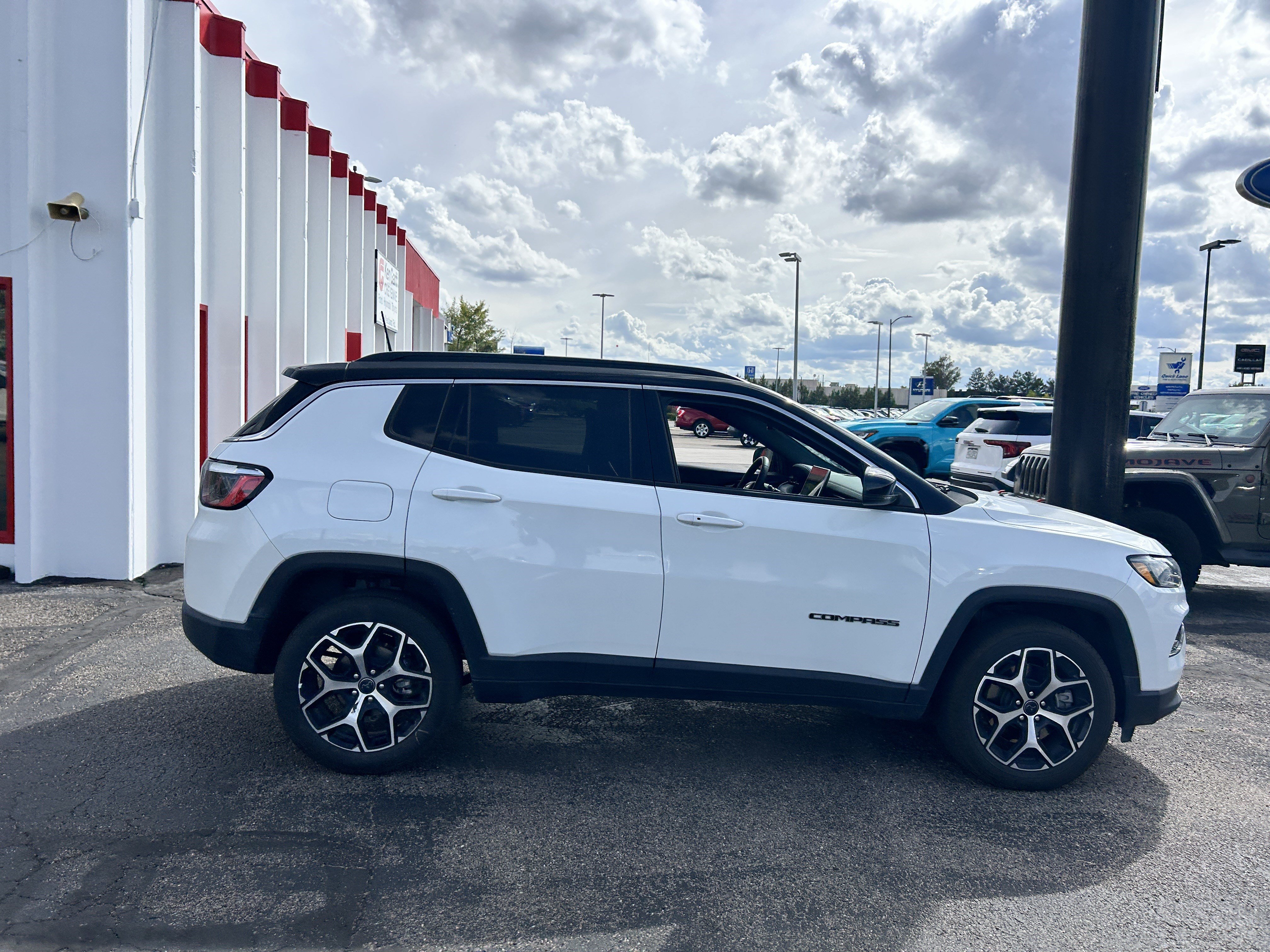 Used 2025 Jeep Compass Limited AWD/4WD image 6