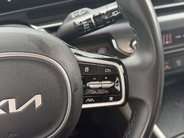 Used 2025 Kia Carnival FWD image 16