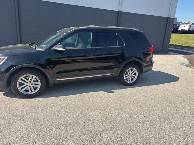 Certified 2017 Ford Explorer XLT w/ Equipment Group 202A FWD image 4