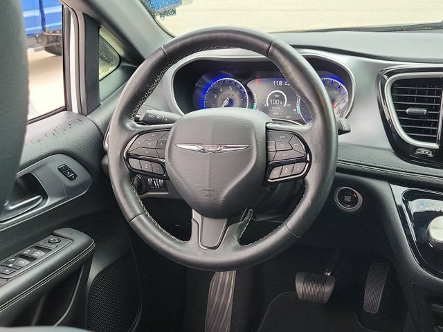 Used 2021 Chrysler Pacifica Touring-L w/ Premium & Safety Sphere Group FWD image 18