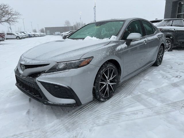 Used 2023 Toyota Camry SE image 2
