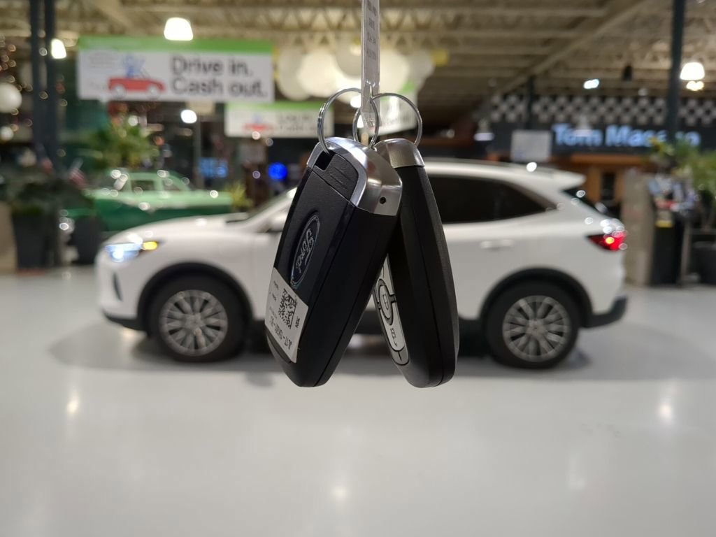 Certified 2025 Ford Escape SE image 4