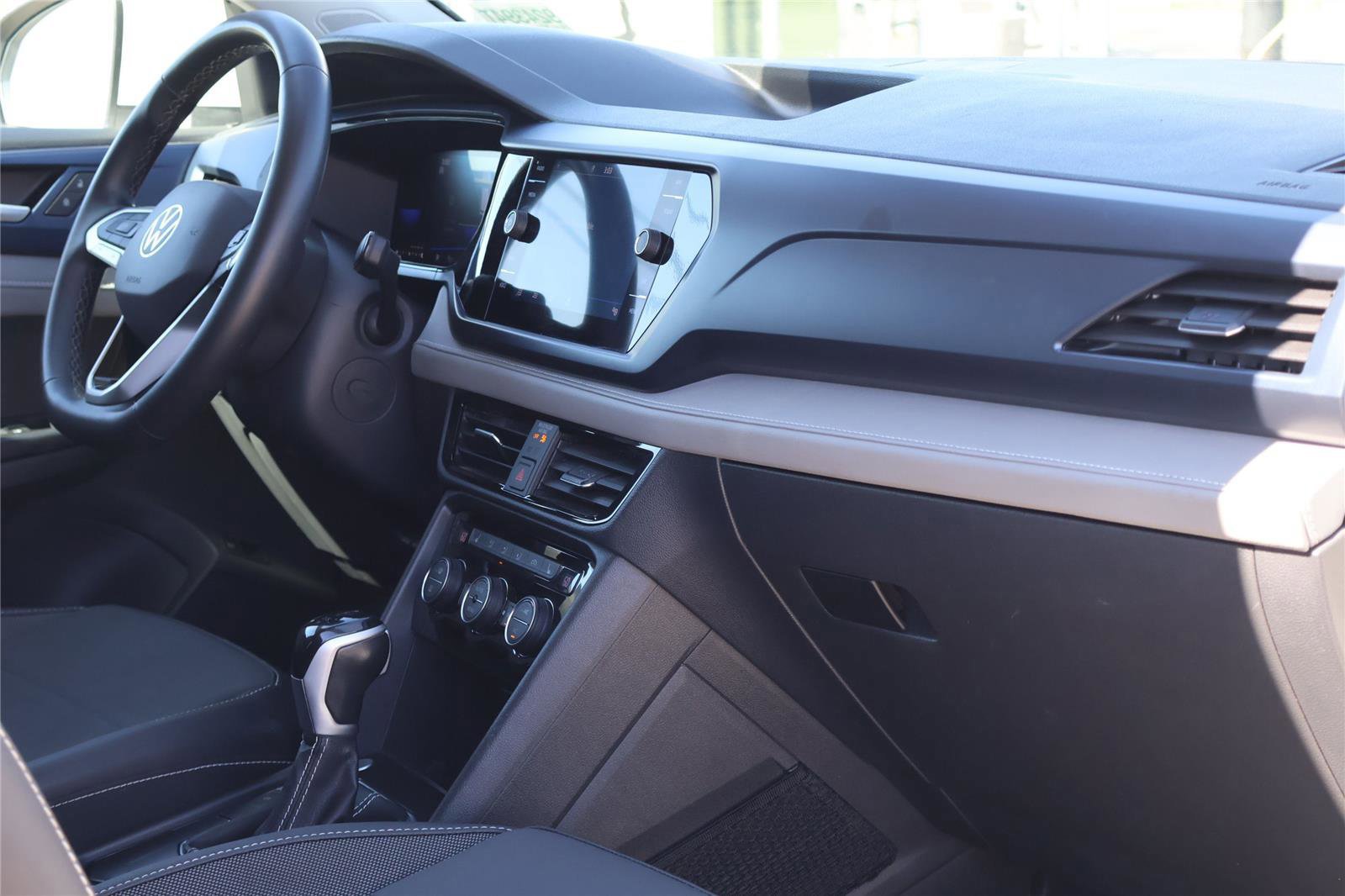 Used 2024 Volkswagen Taos SE image 37