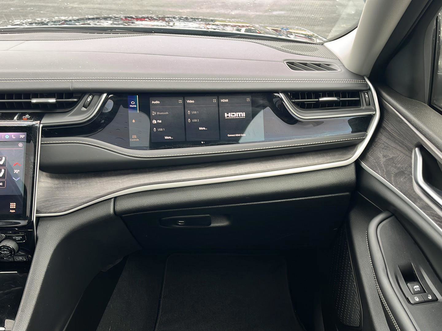 Used 2023 Jeep Grand Cherokee Limited w/ Black Appearance Package image 22