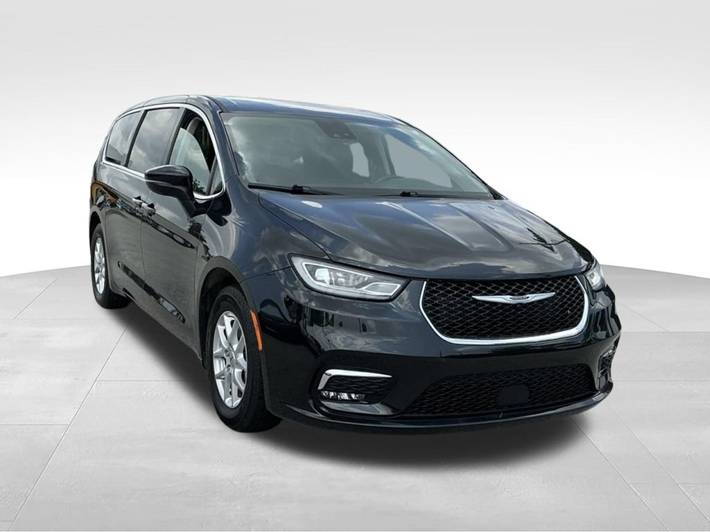 Used 2023 Chrysler Pacifica Touring-L FWD image 18