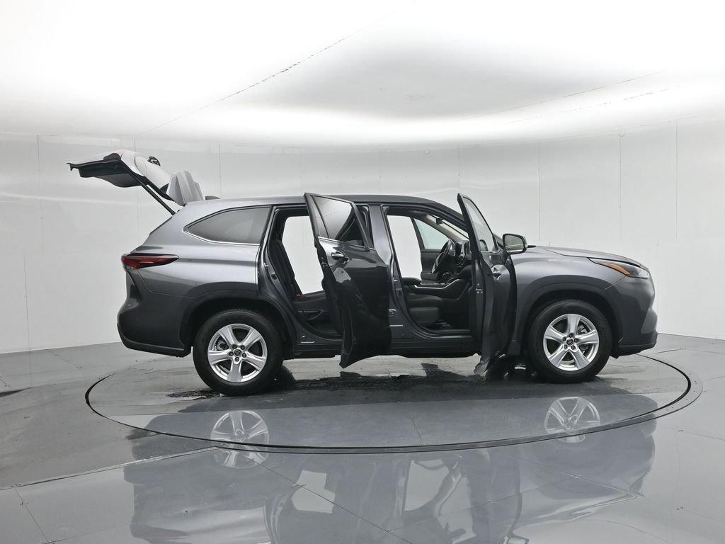 Used 2024 Toyota Highlander LE image 33