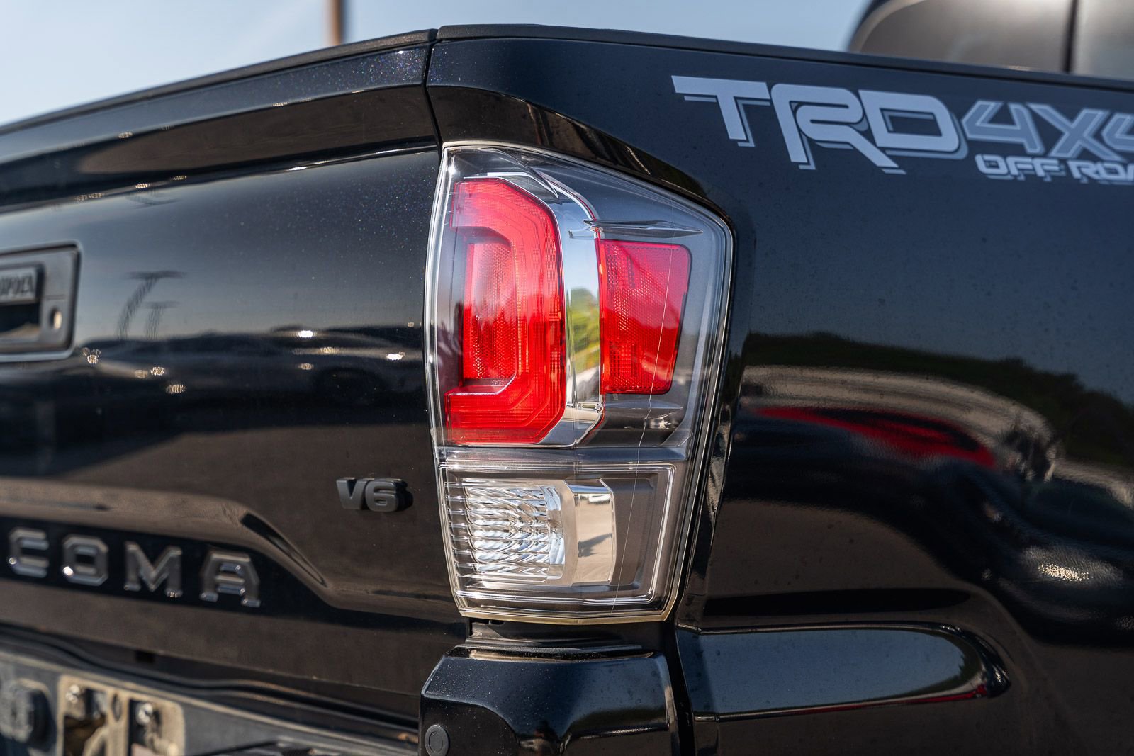 Used 2022 Toyota Tacoma TRD Off-Road w/ Technology Package AWD/4WD image 14