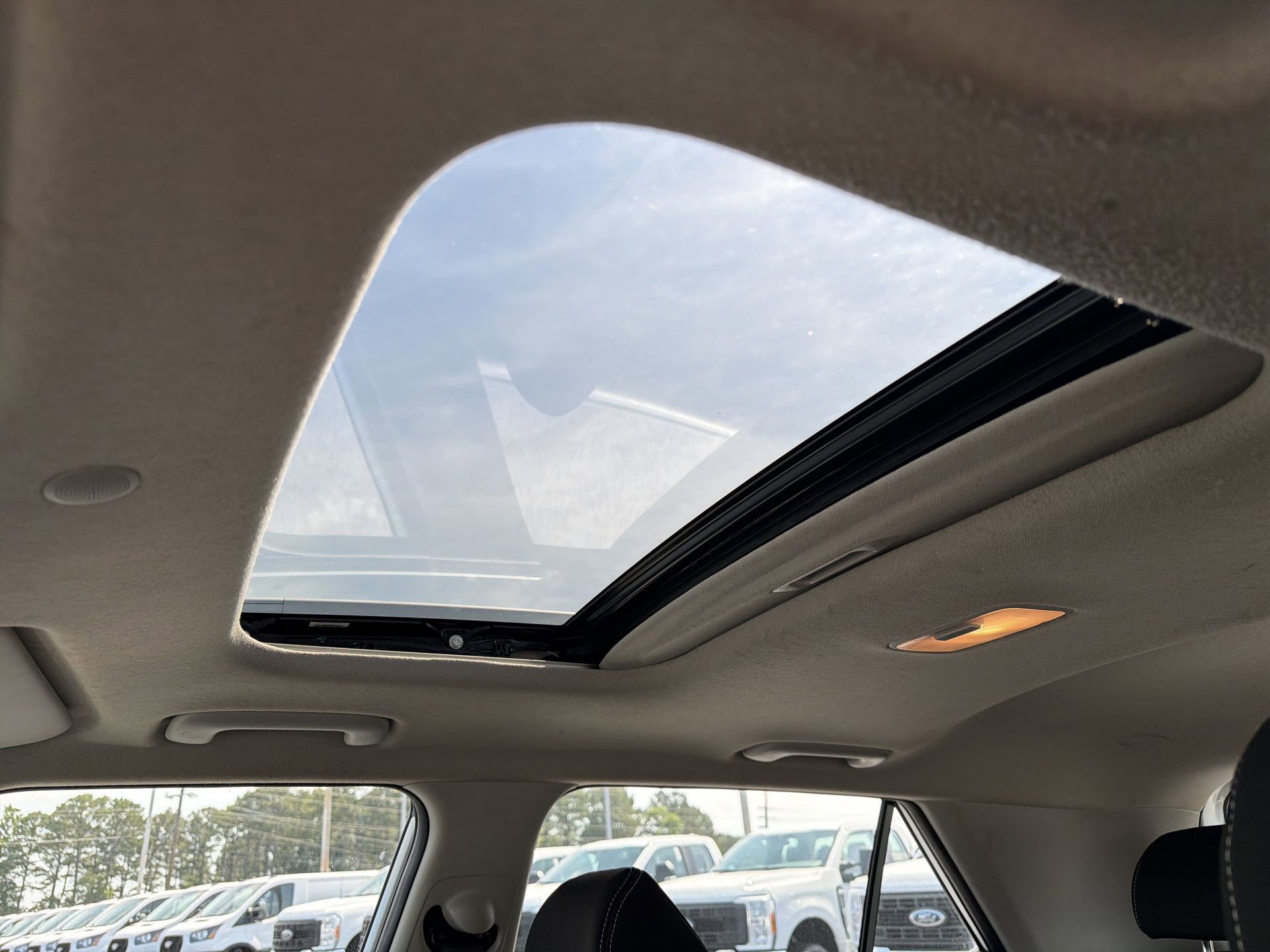 Used 2023 Hyundai Venue SEL FWD image 4