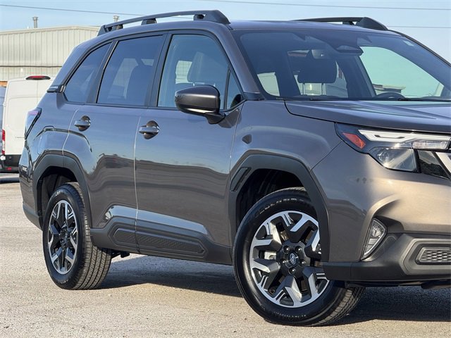Used 2025 Subaru Forester Premium w/ Convenience Package #1 image 3