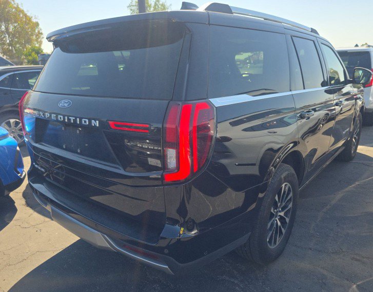 Certified 2025 Ford Expedition Platinum AWD/4WD image 2