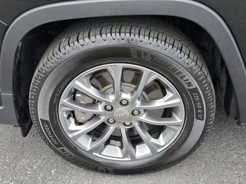 Used 2019 Jeep Cherokee Latitude Plus FWD image 19