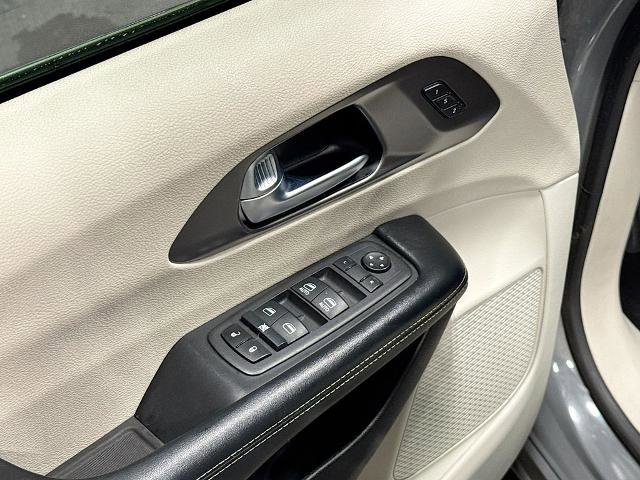 Used 2022 Chrysler Pacifica Touring-L image 15