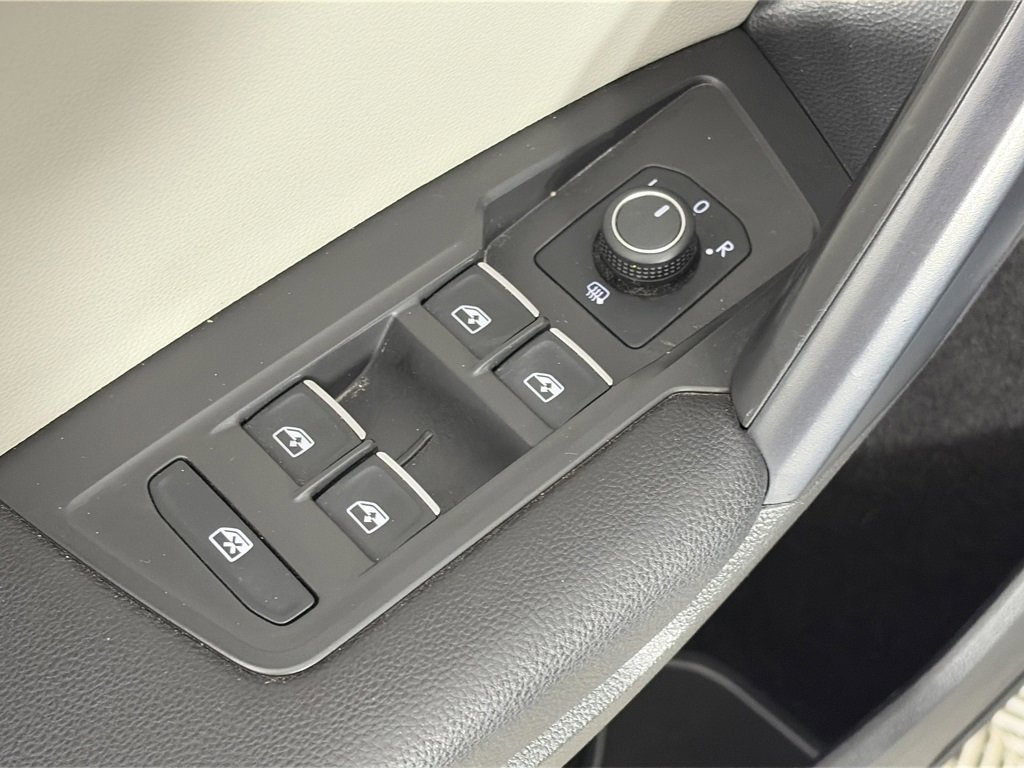 Used 2021 Volkswagen Tiguan SE image 25