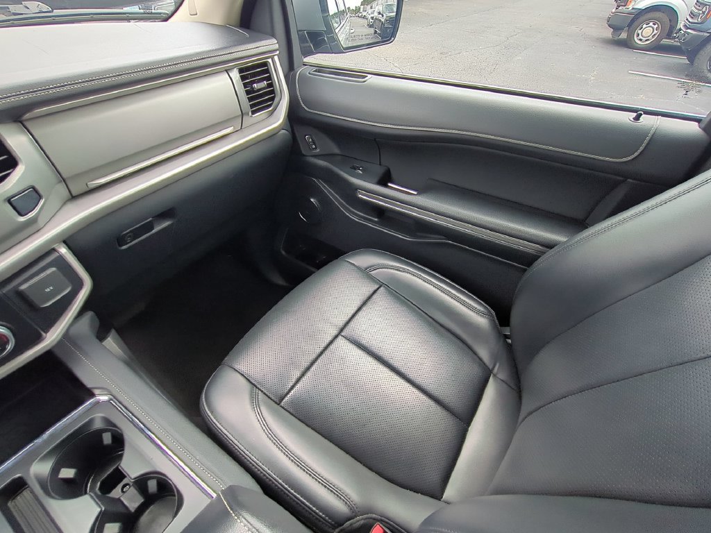 Certified 2024 Ford Expedition XLT RWD image 19