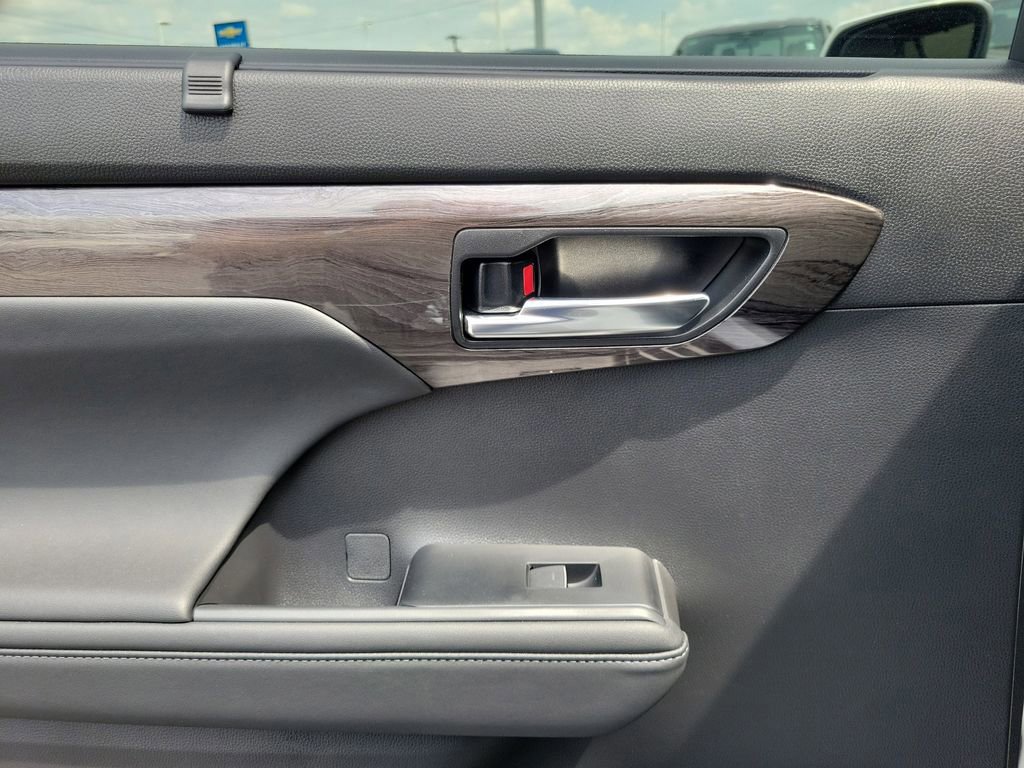 Used 2024 Toyota Highlander Limited AWD/4WD image 15