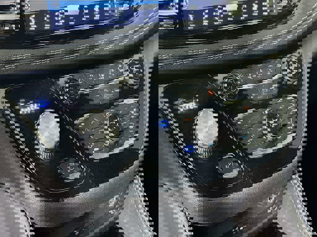 Used 2022 Chrysler Pacifica Limited w/ Uconnect Theater Family Group image 21