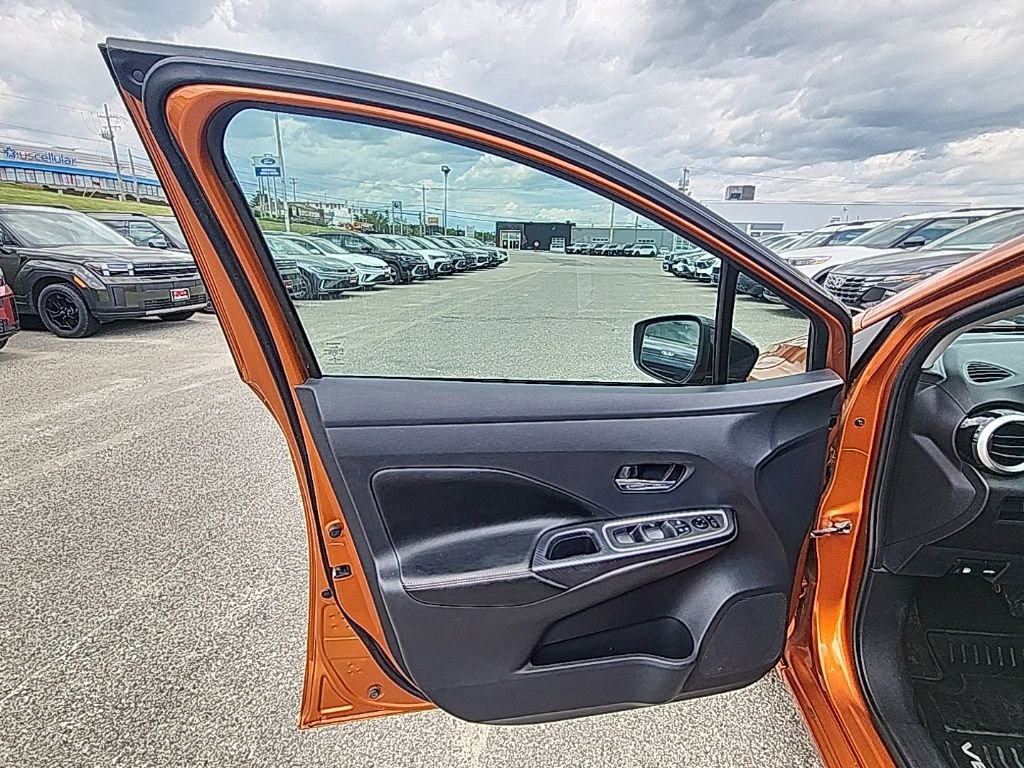 Used 2022 Nissan Versa SR FWD image 11