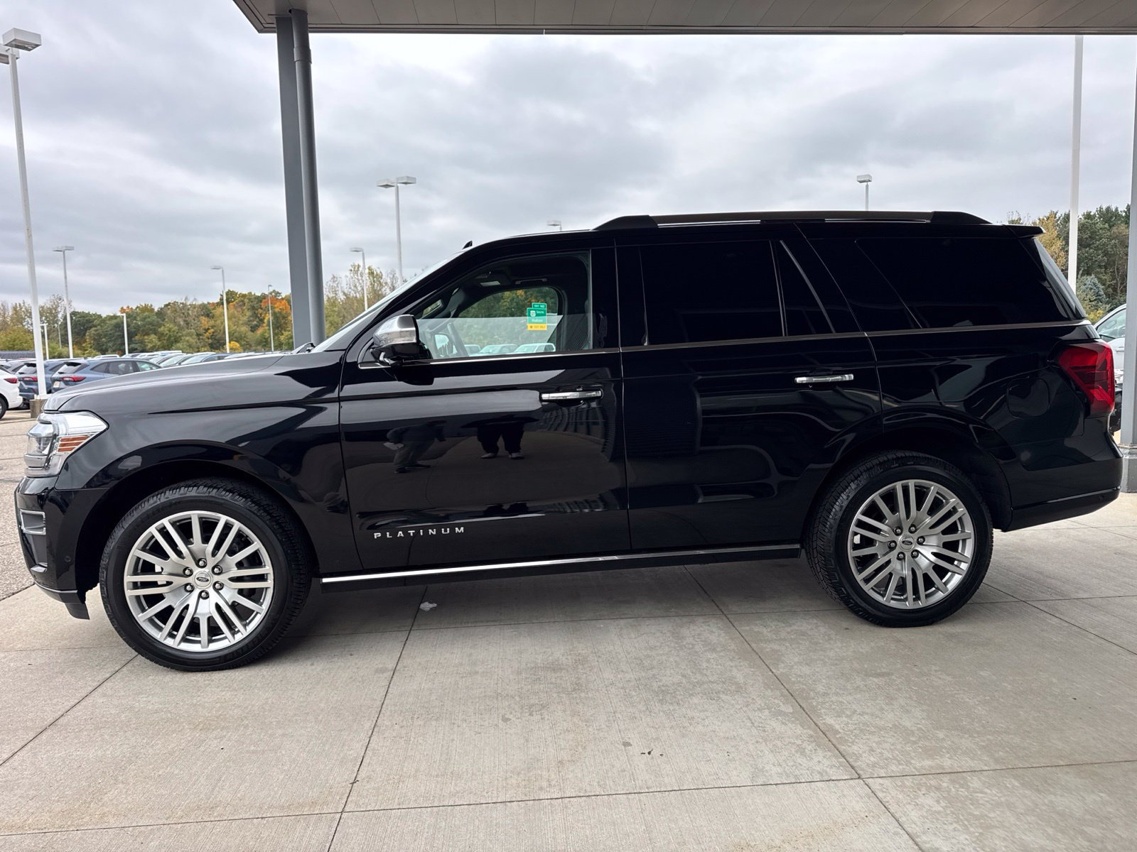 Certified 2024 Ford Expedition Platinum AWD/4WD image 4