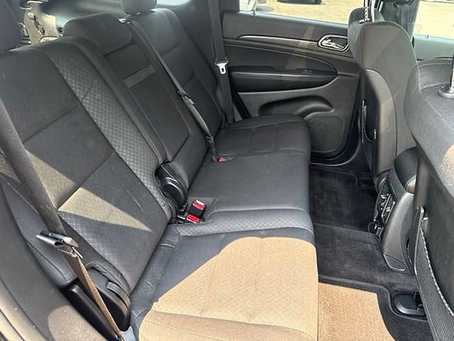 Used 2018 Jeep Grand Cherokee Laredo AWD/4WD image 17