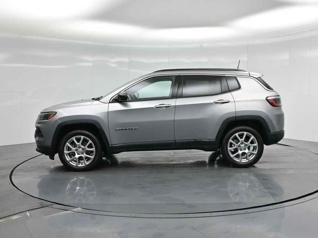 Used 2023 Jeep Compass Latitude image 14