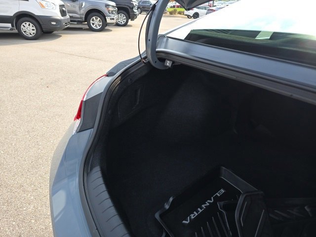 Used 2023 Hyundai Elantra Limited image 17