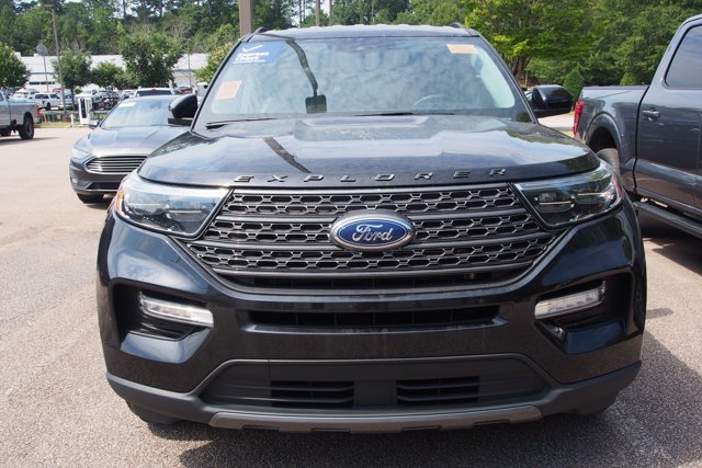 Certified 2024 Ford Explorer XLT w/ Equipment Group 202A AWD/4WD image 3