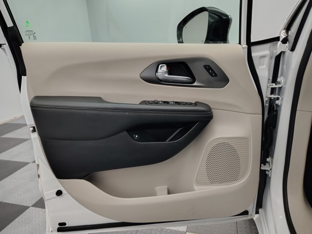 Used 2024 Chrysler Pacifica Limited FWD image 20