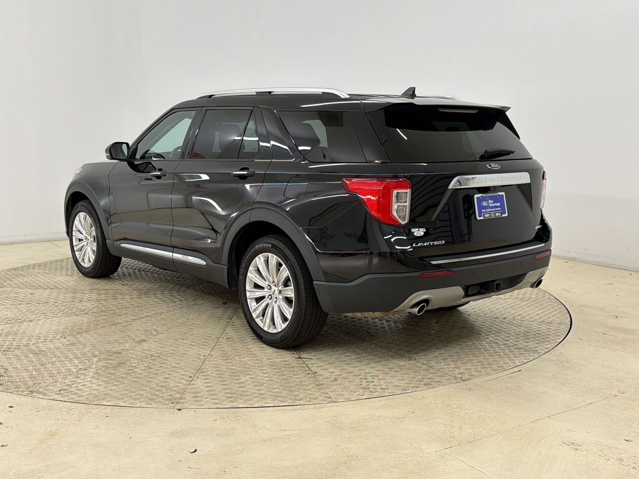 Certified 2022 Ford Explorer Limited w/ Equipment Group 301A AWD/4WD image 3