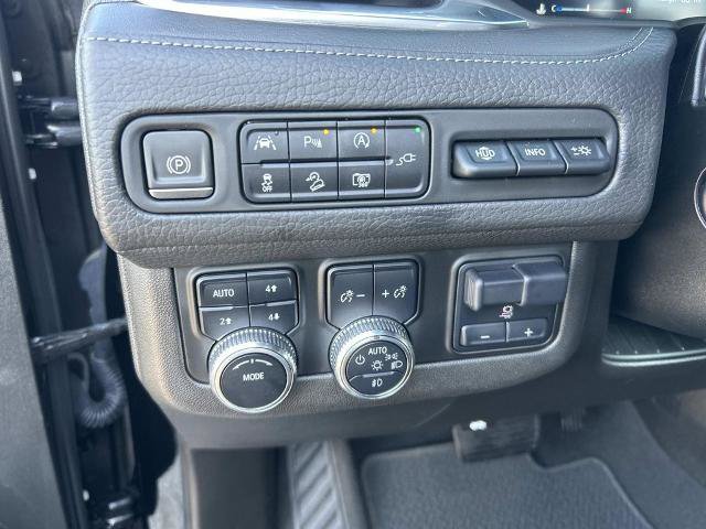 Used 2022 GMC Yukon XL Denali w/ Denali Premium Package AWD/4WD image 32