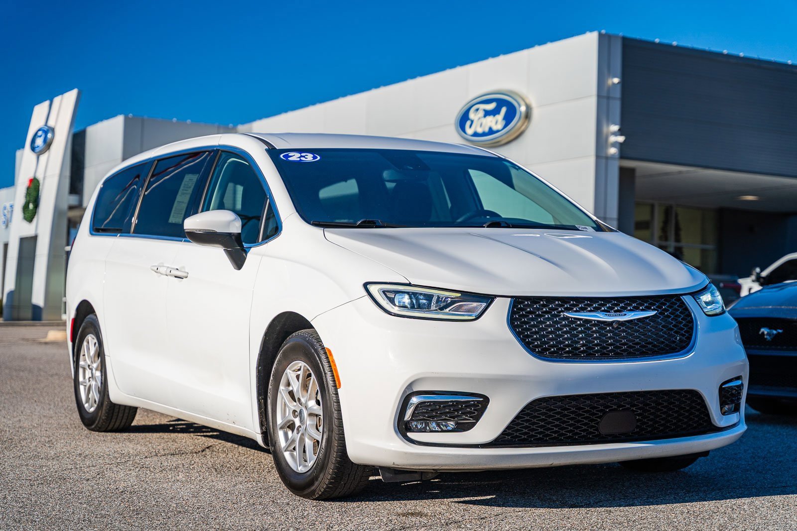 Used 2023 Chrysler Pacifica Touring-L image 1