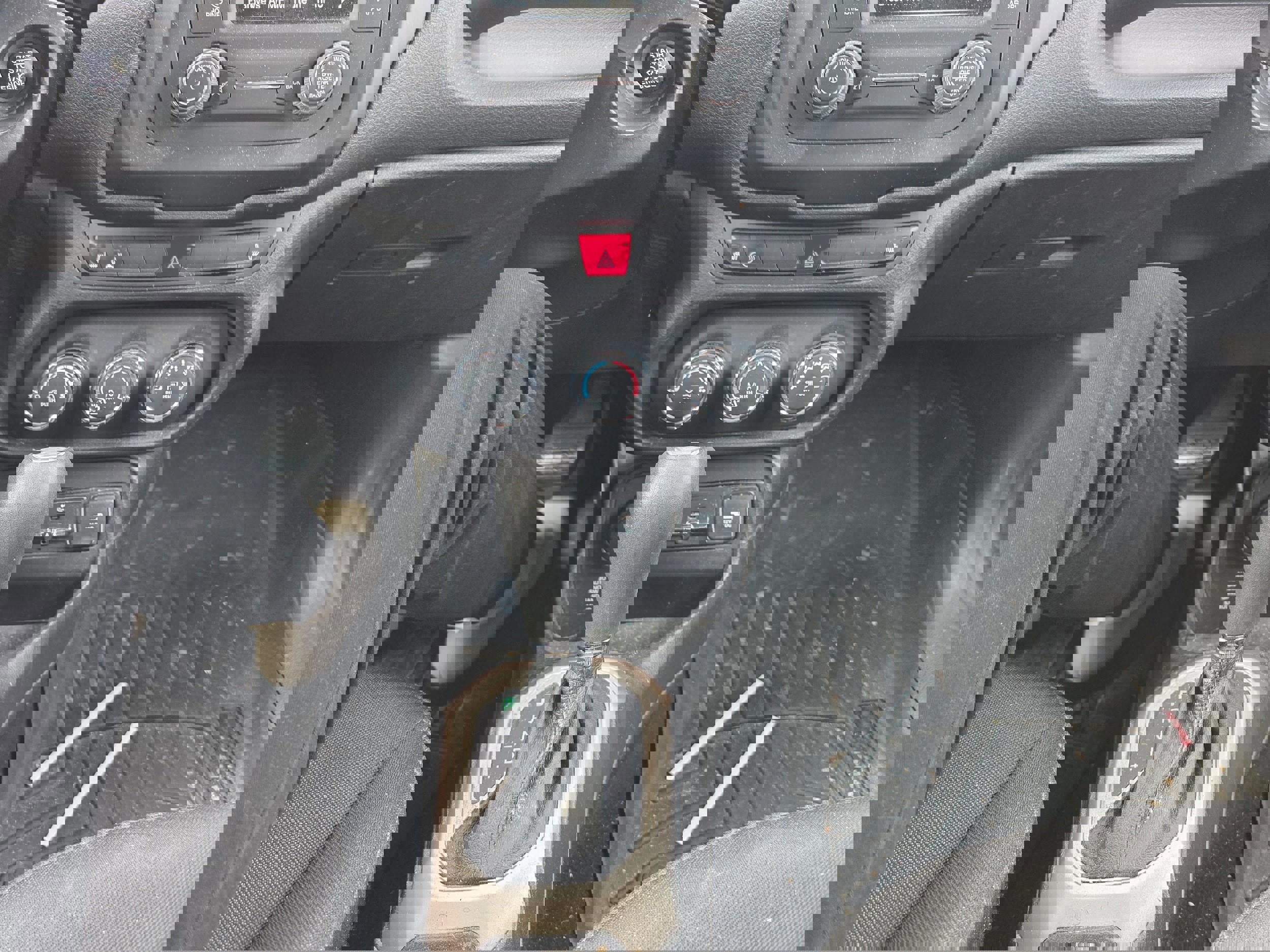 Used 2017 Jeep Renegade Latitude w/ Cold Weather Group image 13