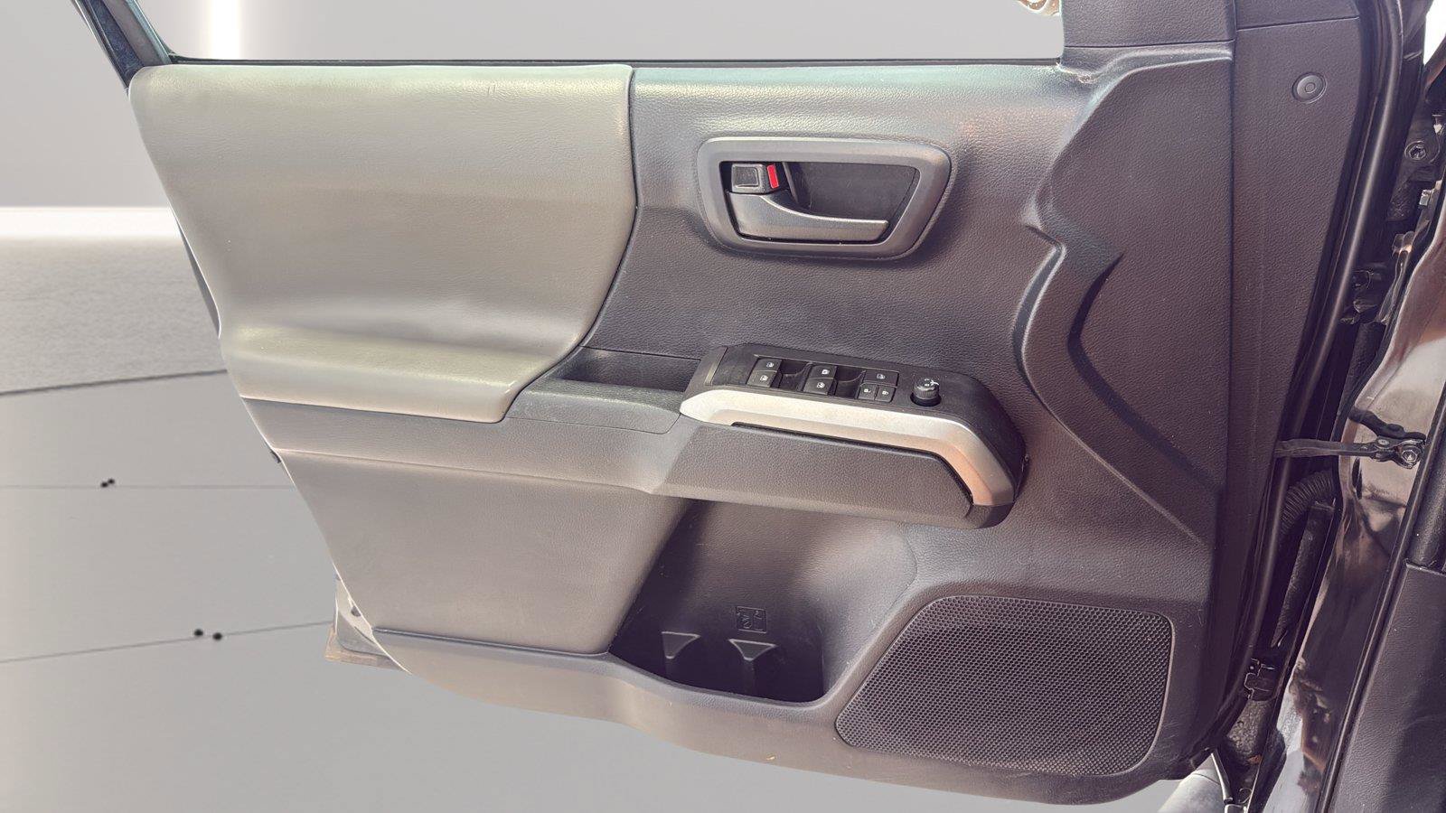 Used 2020 Toyota Tacoma SR5 AWD/4WD image 20