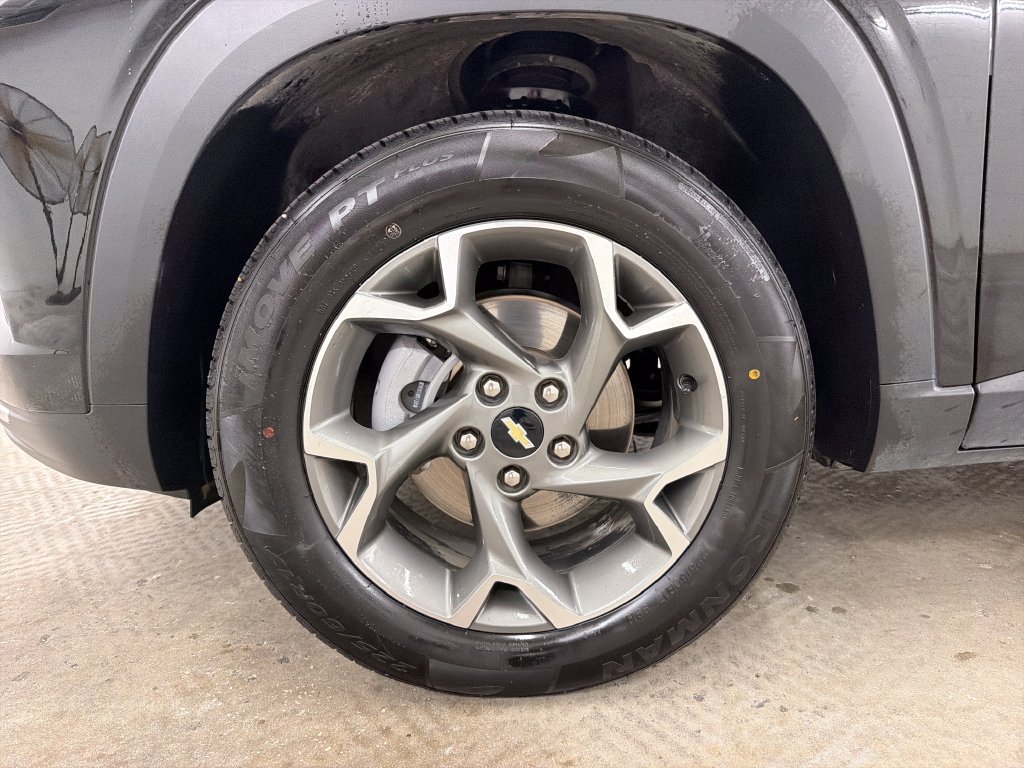 Used 2025 Chevrolet Trax LT FWD image 13