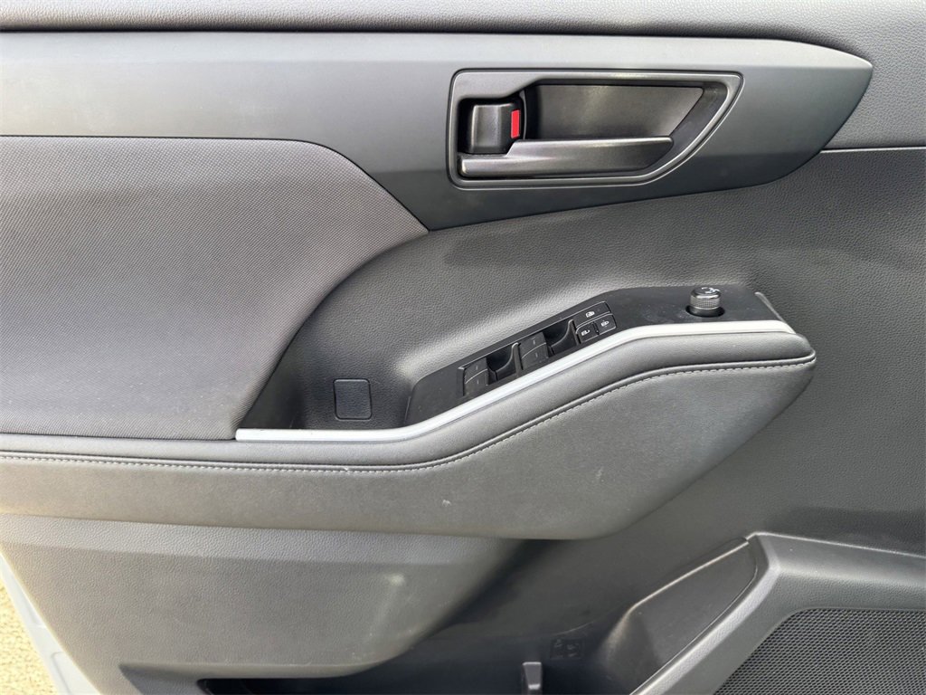 Used 2024 Toyota Highlander LE image 12