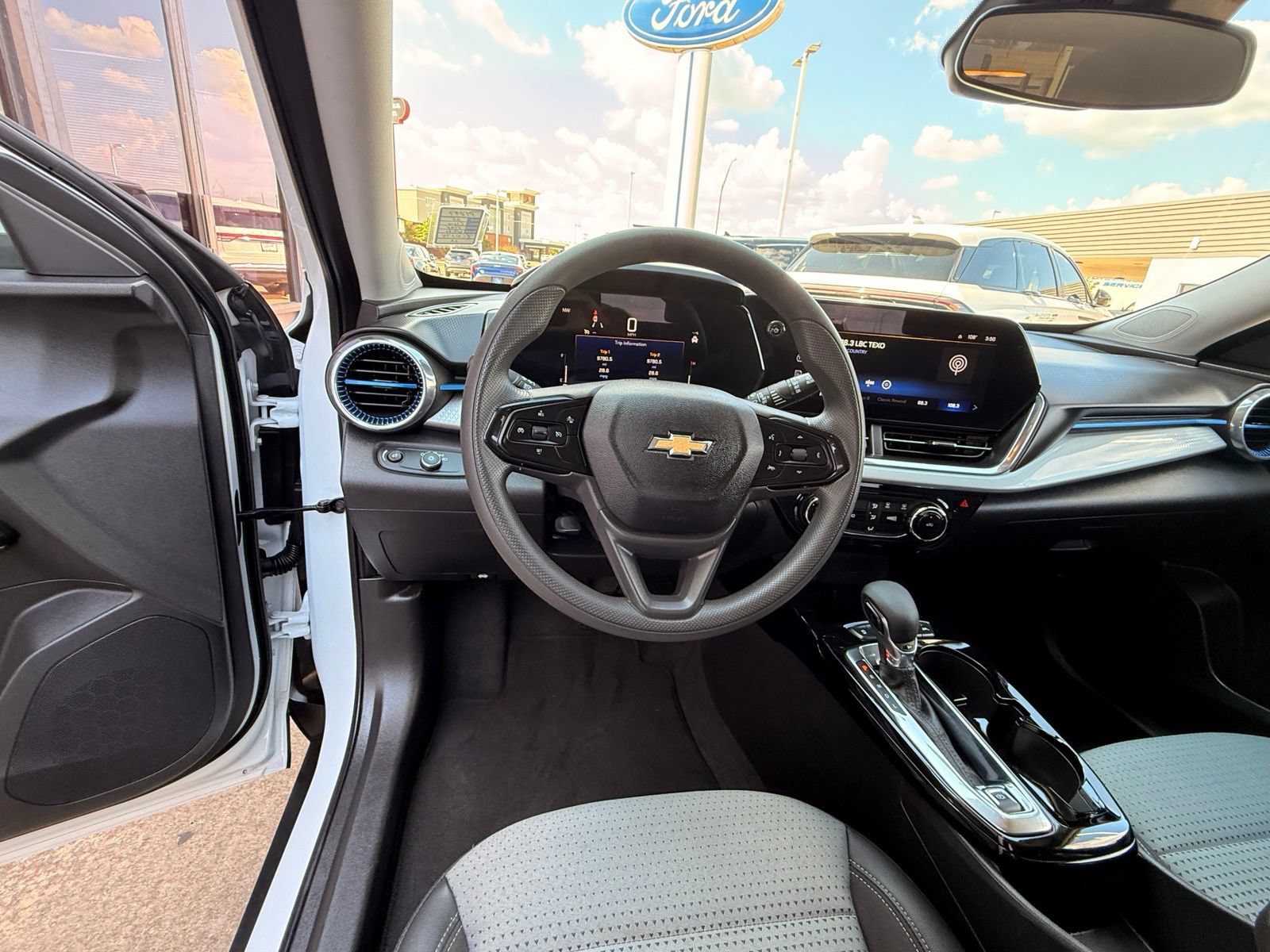 Used 2025 Chevrolet Trax LT FWD image 12
